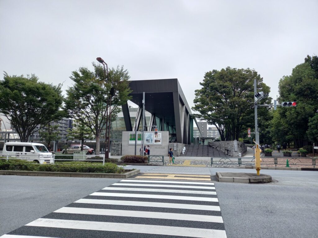 東京都現代美術館を手前の信号から見たところView of Museum of Contemporary Art Tokyo from the traffic light in front