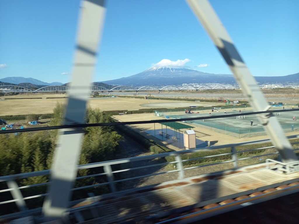 富士川の橋の上から富士山を写した写真。タイミングが合わないと,橋桁が写ってします。Fuji from a bridge on the Fuji River. If the timing is not right, the bridge girder may appear in the picture.