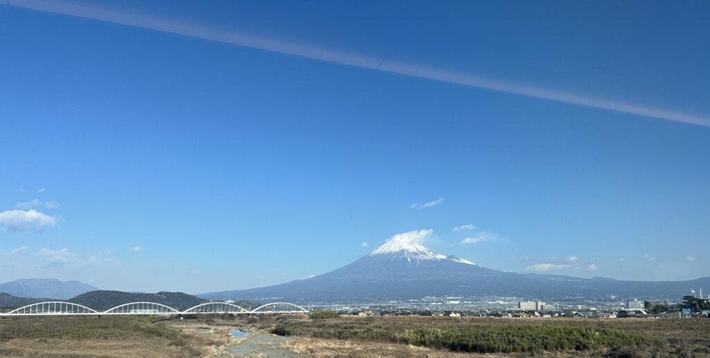 鉄橋通過中の新幹線車窓から