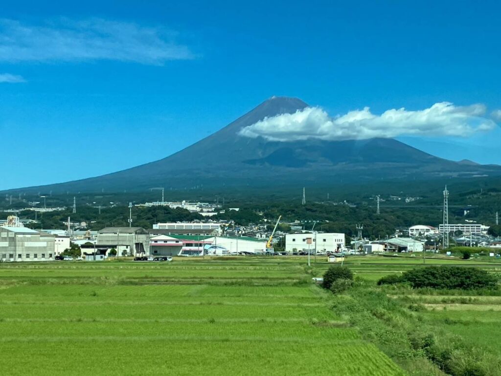 車窓から見た富士山を写した写真。電線も写っていなくて、富士山がきれいに見えます。Fuji as seen from the car window. Fuji from the train window, with no electric wires in the picture.
