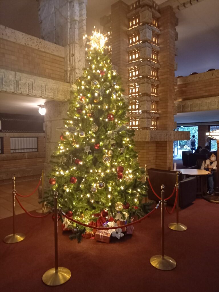 帝国ホテルのロビーに飾られたクリスマスツリー