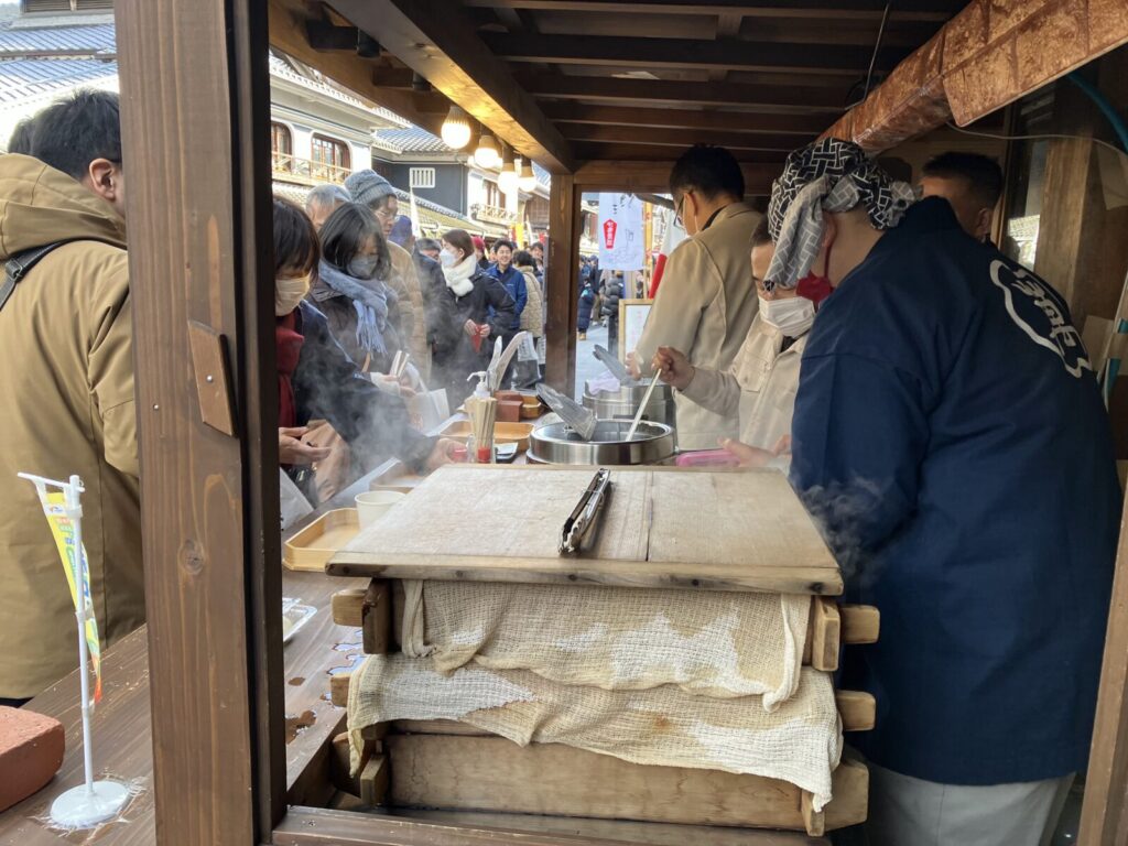 2026.1.1.伊勢萬さんのおまんじゅうを蒸しているところと甘酒屋台