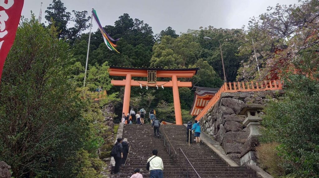 那智山表参道より二の鳥居を見上げる