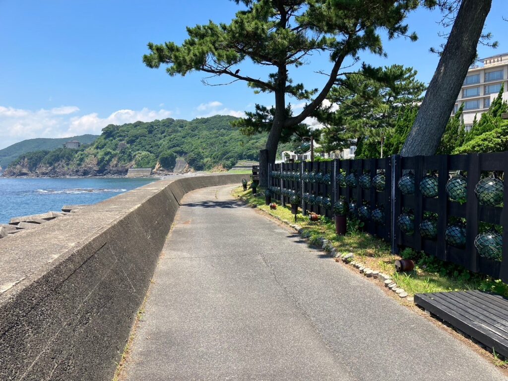 海沿いのビン玉ロード