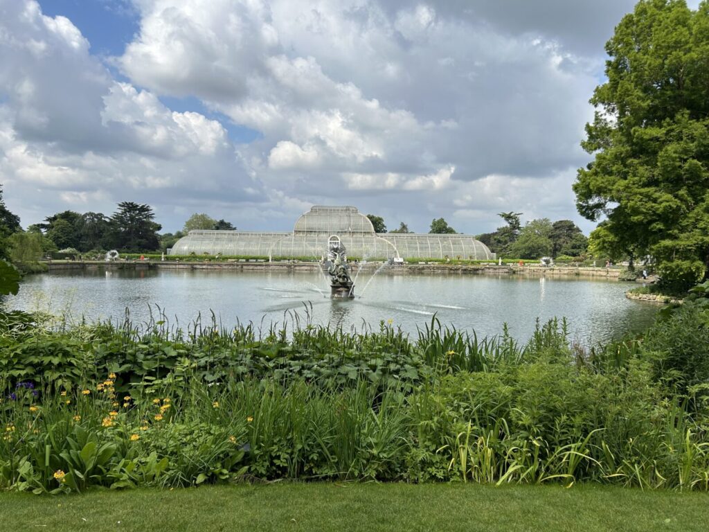 Kew gardens　の　Palm Houseを　The Botanical Brasseriem前から臨む