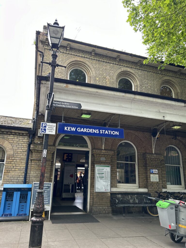 Kew gardens　駅　出口の写真