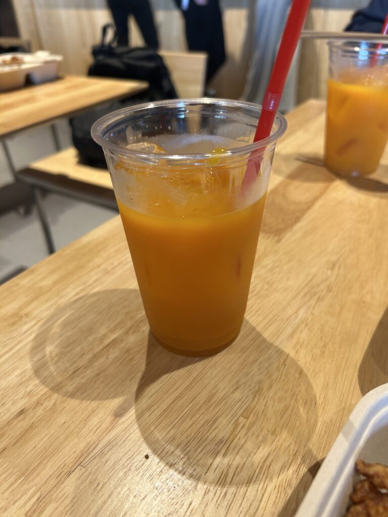 Refreshing mango juice served with lots of ice.(氷たっぷりのさっぱりマンゴージュース)