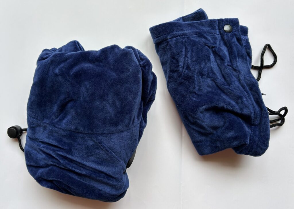 右がフード、左が枕 折りたたんだ状態