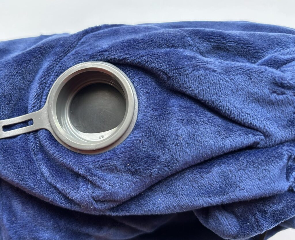 この口を押すと一気に空気が出て、ぺちゃんこになります