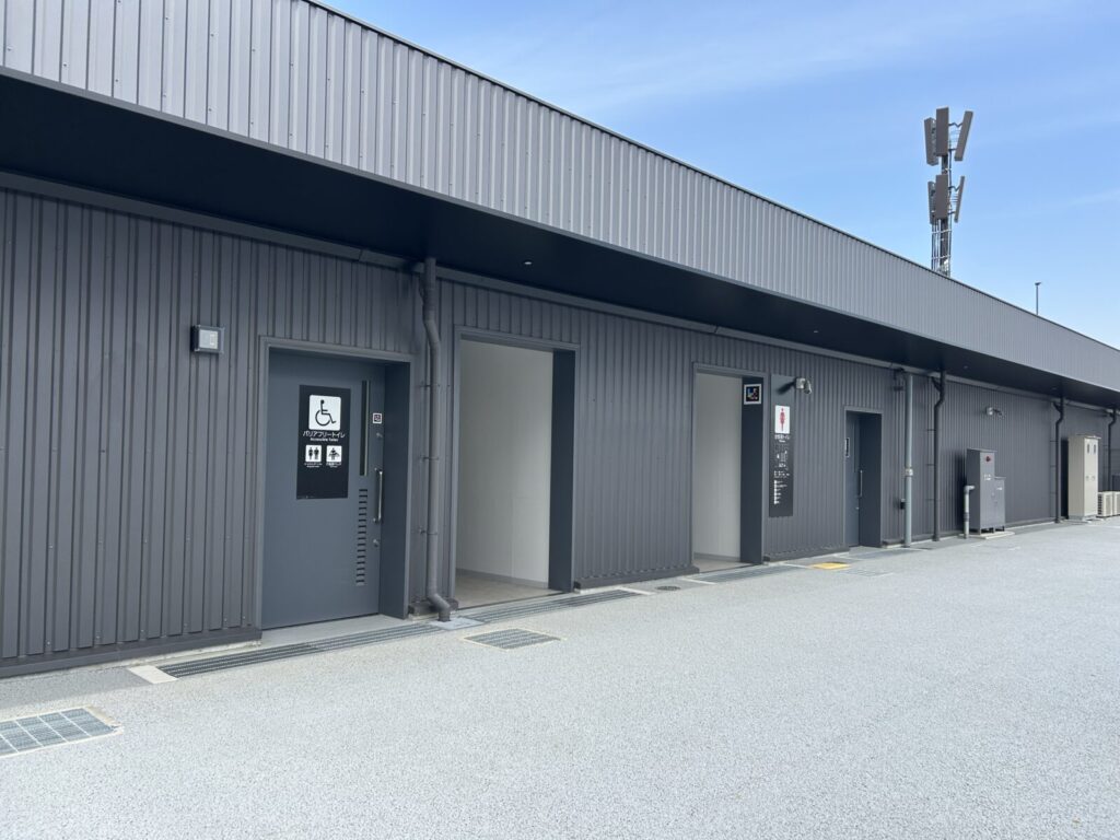 西ゲートを出た右側にあるバス乗り場に一番近いトイレ