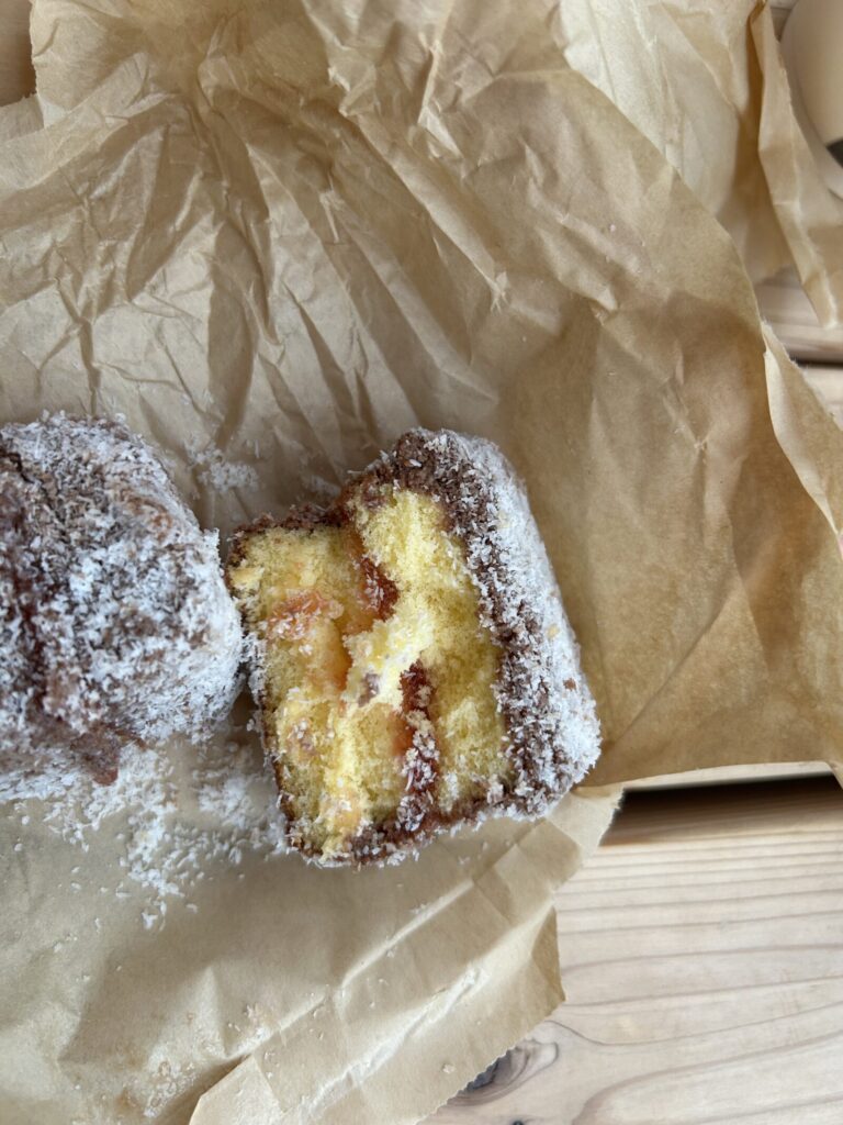 手で割ってみたラミントンケーキの断面