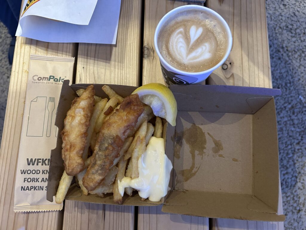 オーストラリア🇦🇺館のフィッシュアンドチップスとフラットホワイト