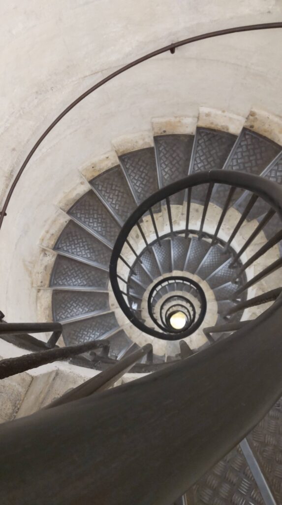 凱旋門の螺旋階段