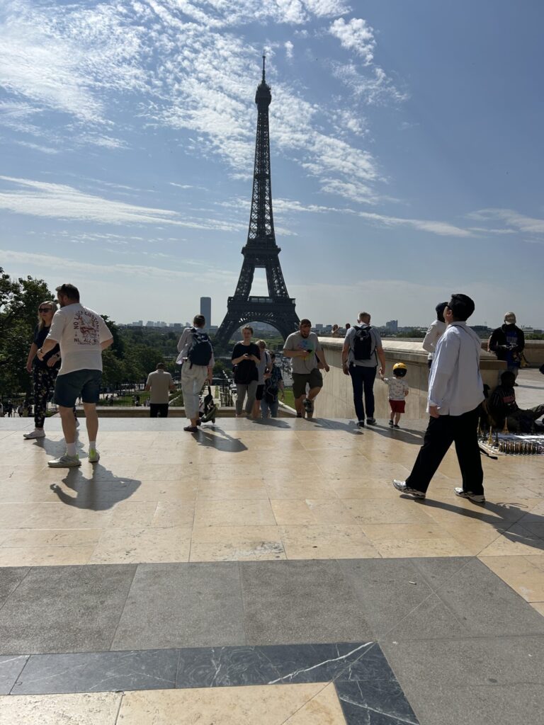 トロカロで広場からエッフェル塔を望む