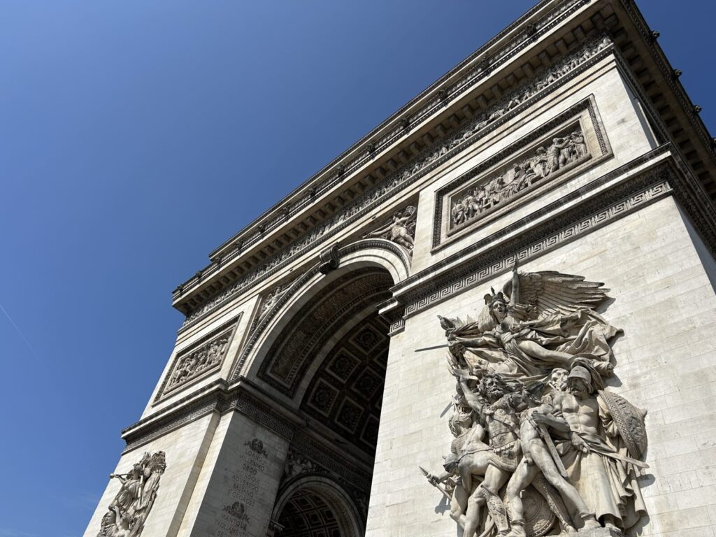 入口近くから見た凱旋門