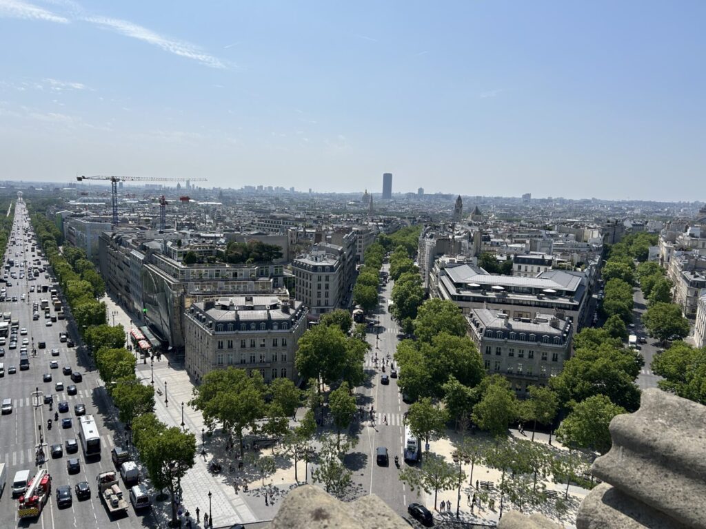 凱旋門からパリの街を望む