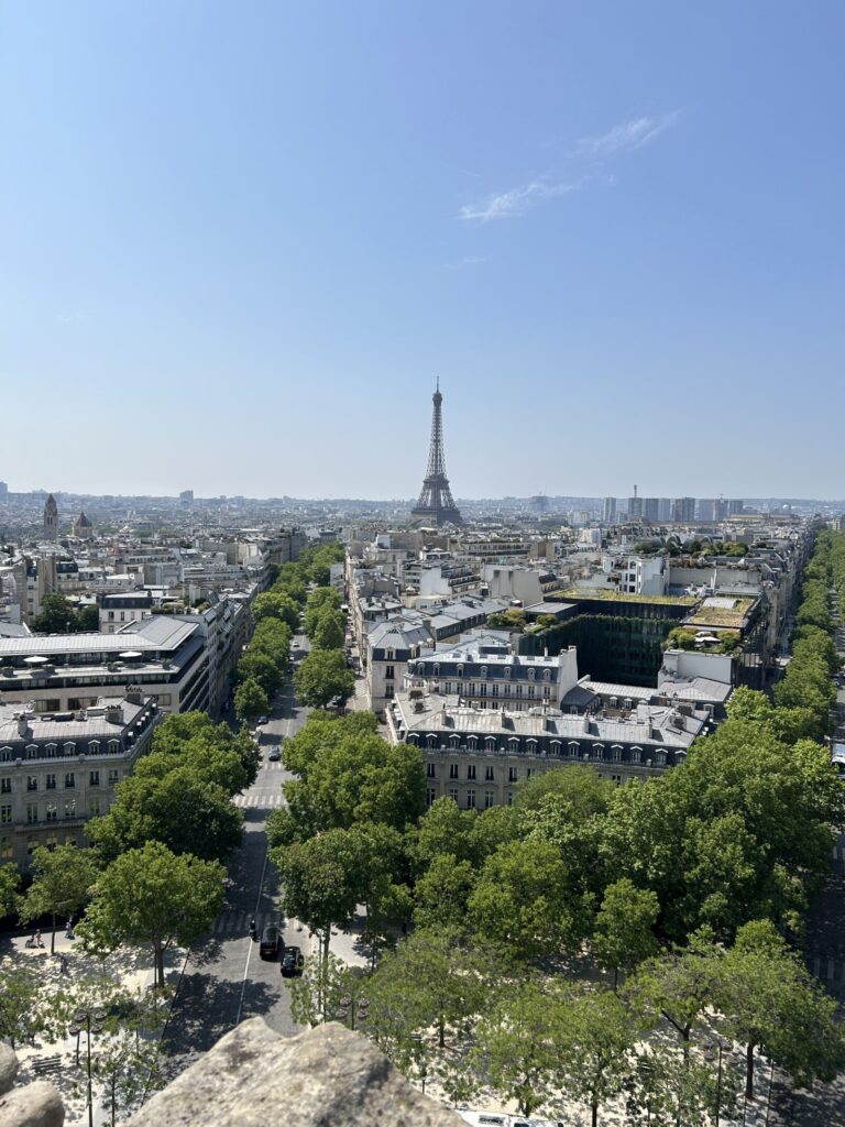 凱旋門屋上からエッフェル塔を望む