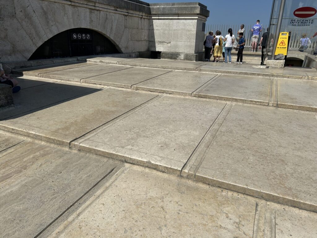 凱旋門の屋上 段差が多い