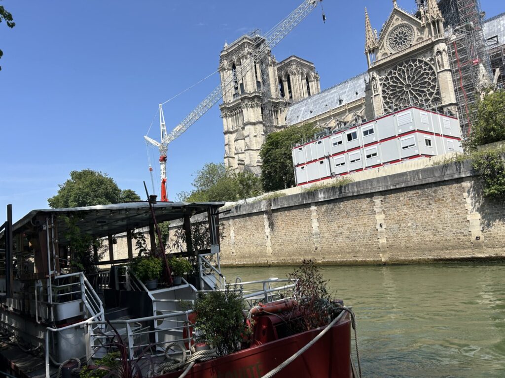 セーヌの川岸からなートルダムを望む