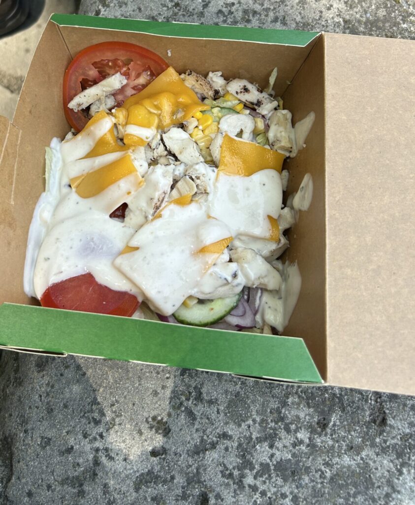 SUBWAYで注文したサラダ