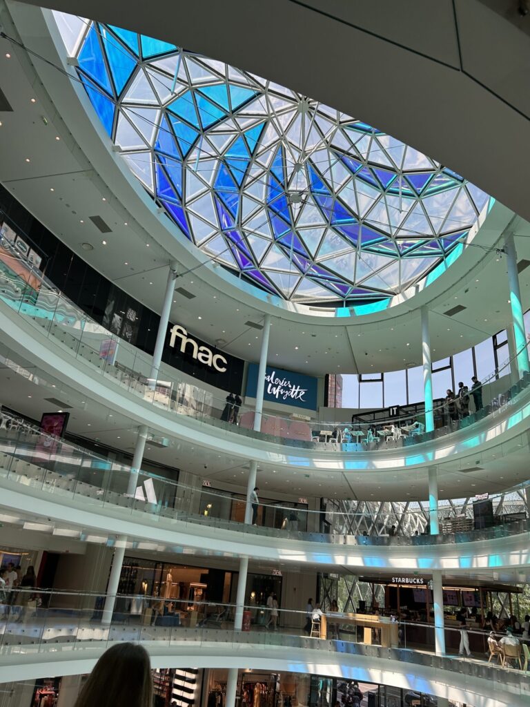 ショッピングセンターの様子