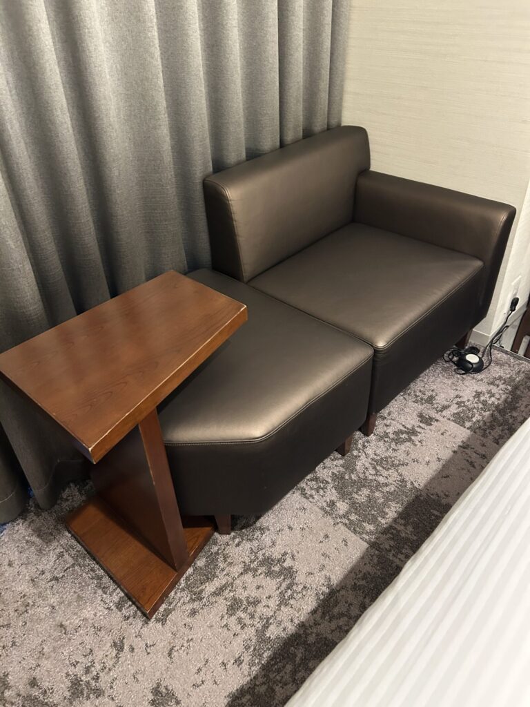 客室の広々とした窓際のスペース