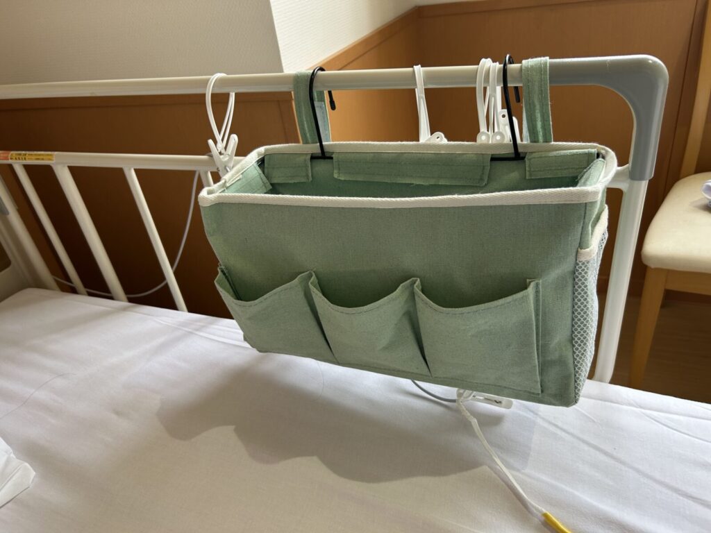 ベッドの内側に付けた小物入れ