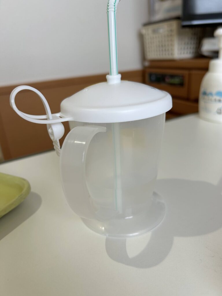 ストロー付きコップ