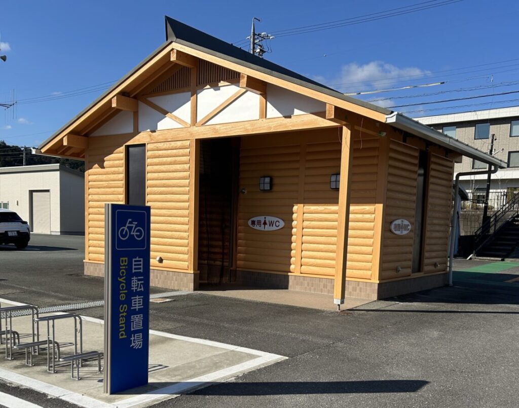 観光案内所から見える増設した女性用お手洗い