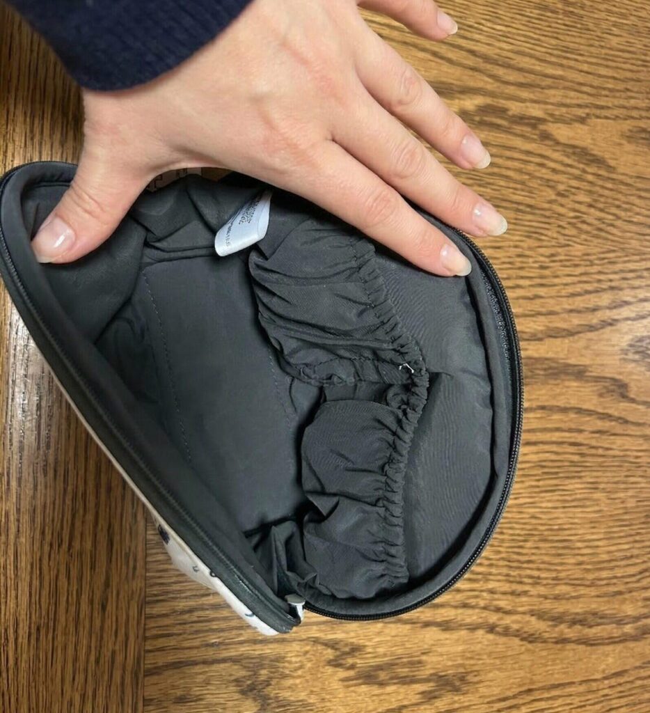 ポーチの中に小さなポケットが2つあります