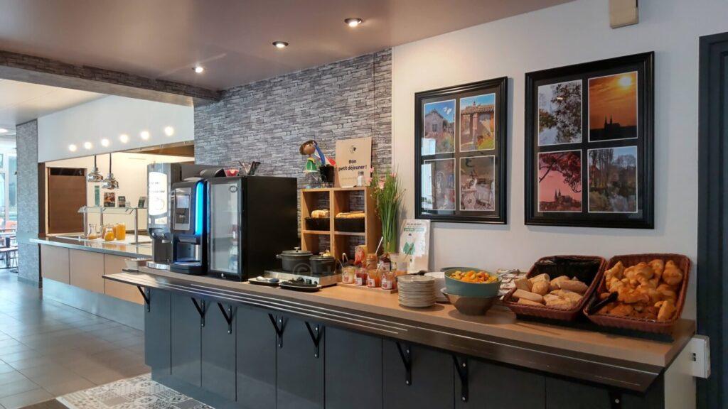 B&B HOTEL Chartres Centre Cathédrale 朝食ビュッフェ クロワッサンやパン