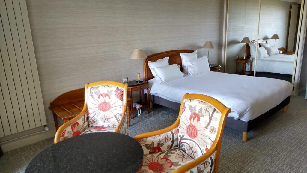 客室　窓際の椅子　ここに座って景色を眺めました