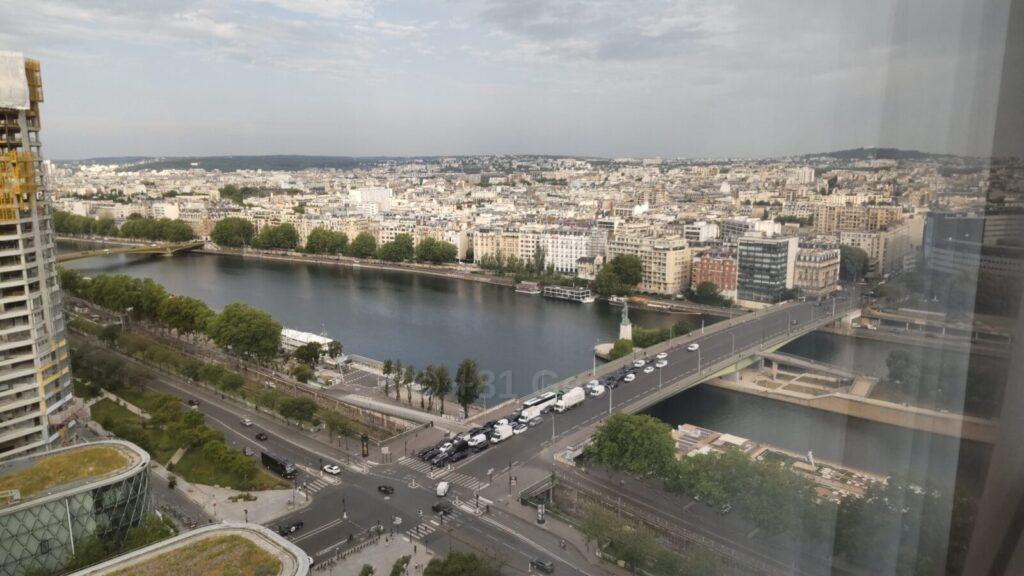 Novotel Paris Centre Tour Eiffelの客室から見たセーヌ川ビュー