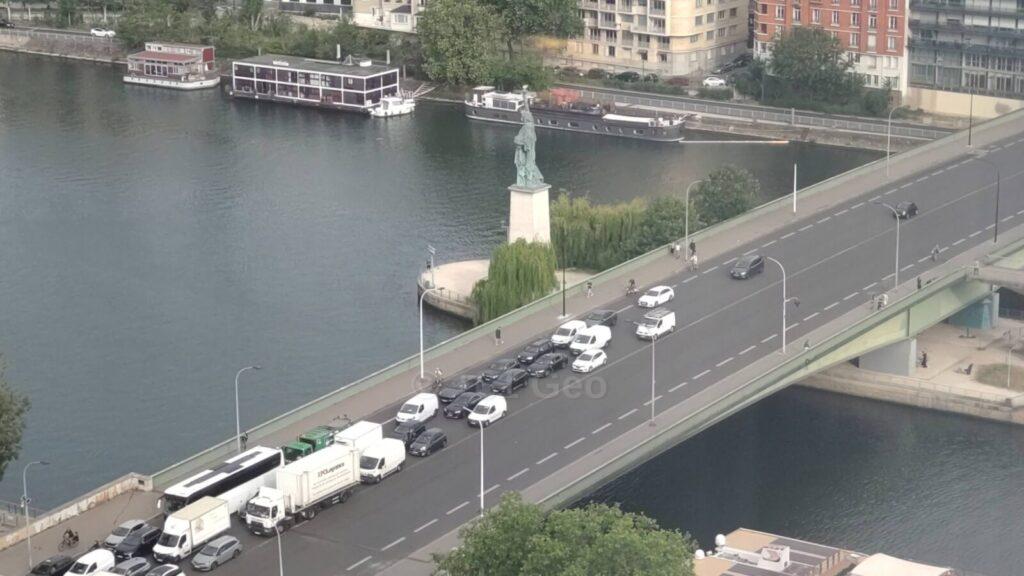 セーヌ川の橋の近くに立つパリの自由の女神像