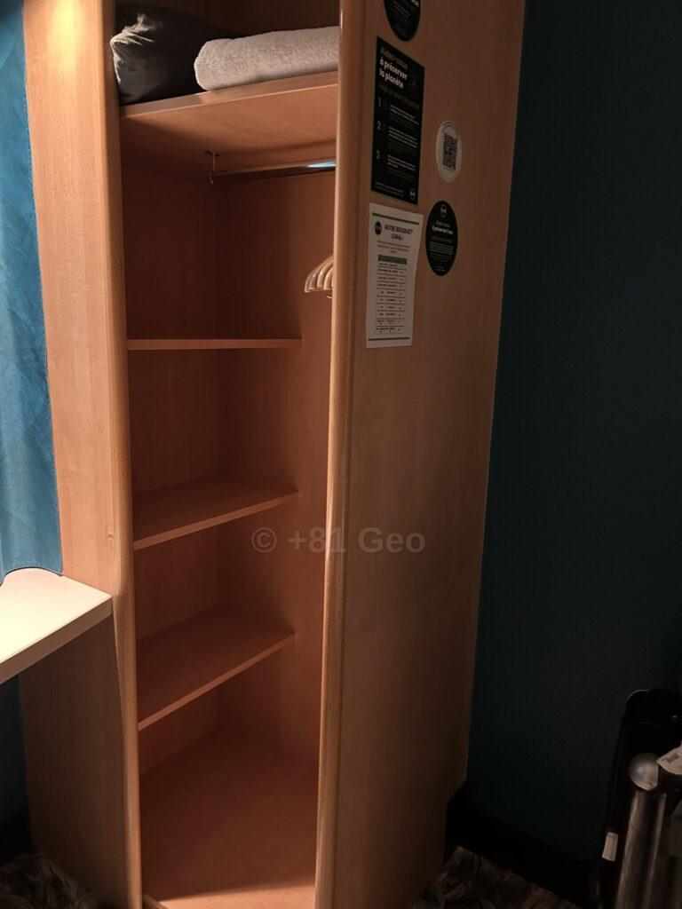 B&B HOTEL Chartres Centre Cathédrale 客室のクローゼットと収納スペース