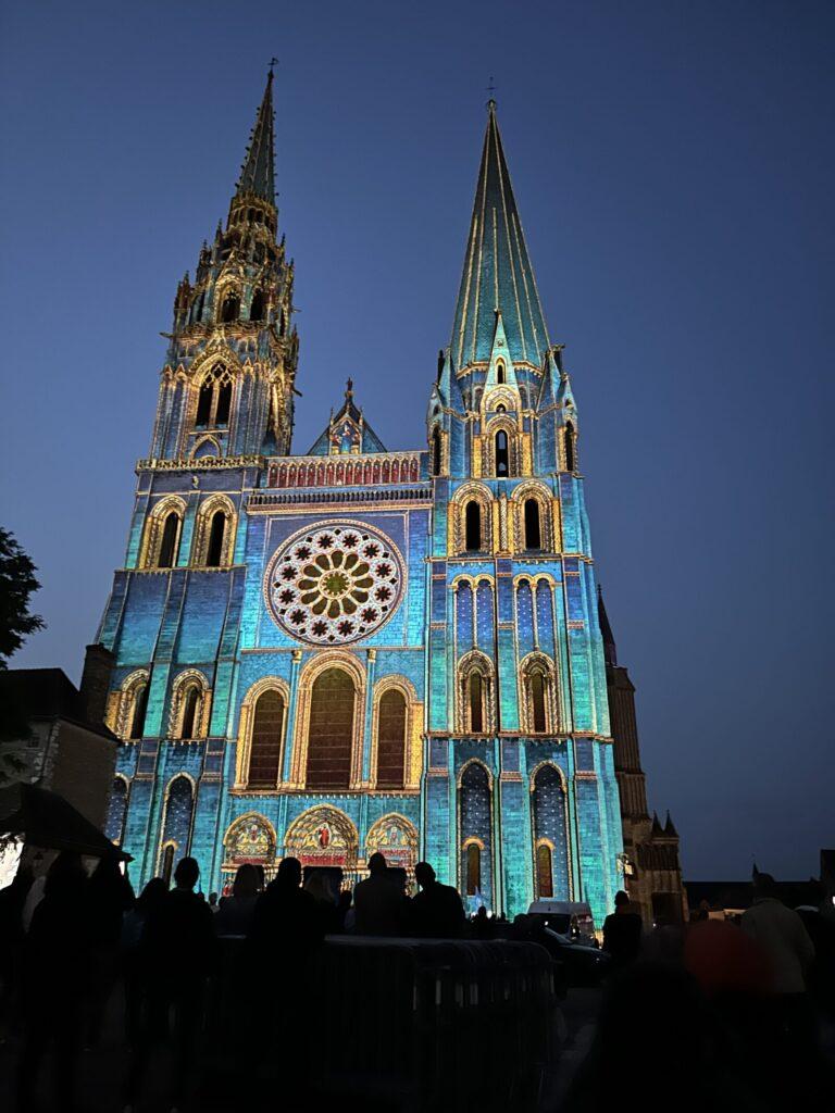 シャルトル大聖堂のプロジェクションマッピング 夜の様子（光のシャルトル）