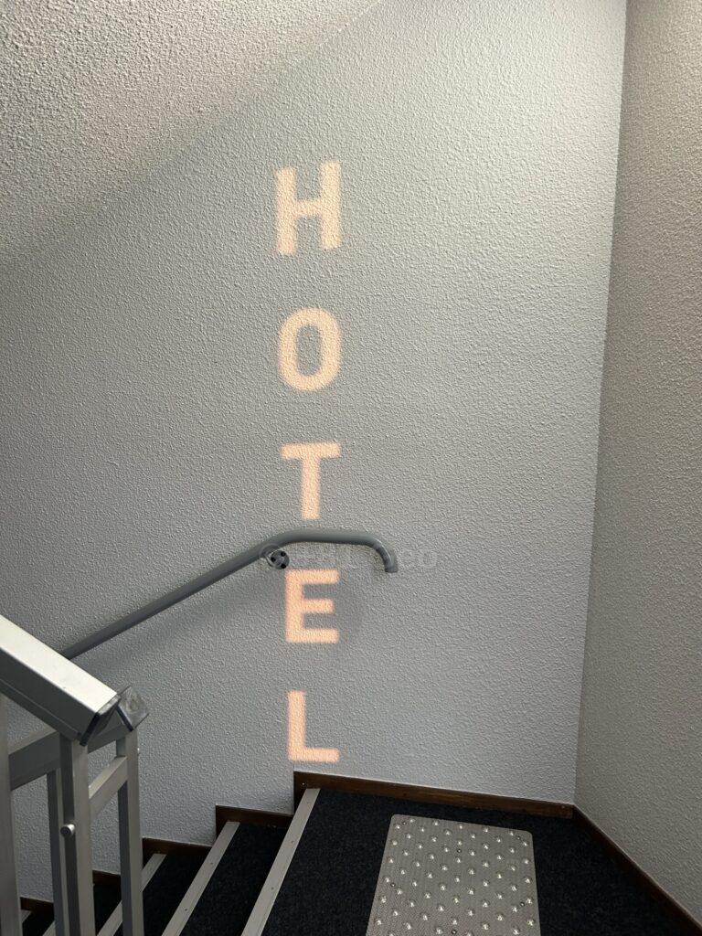 B&B HOTEL Chartres Centre Cathédraleの館内階段 朝日で壁にHOTELの文字が浮かぶおしゃれな空間