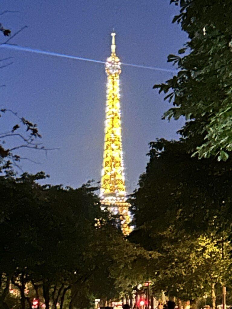 夜のエッフェル塔のシャンパンフラッシュ