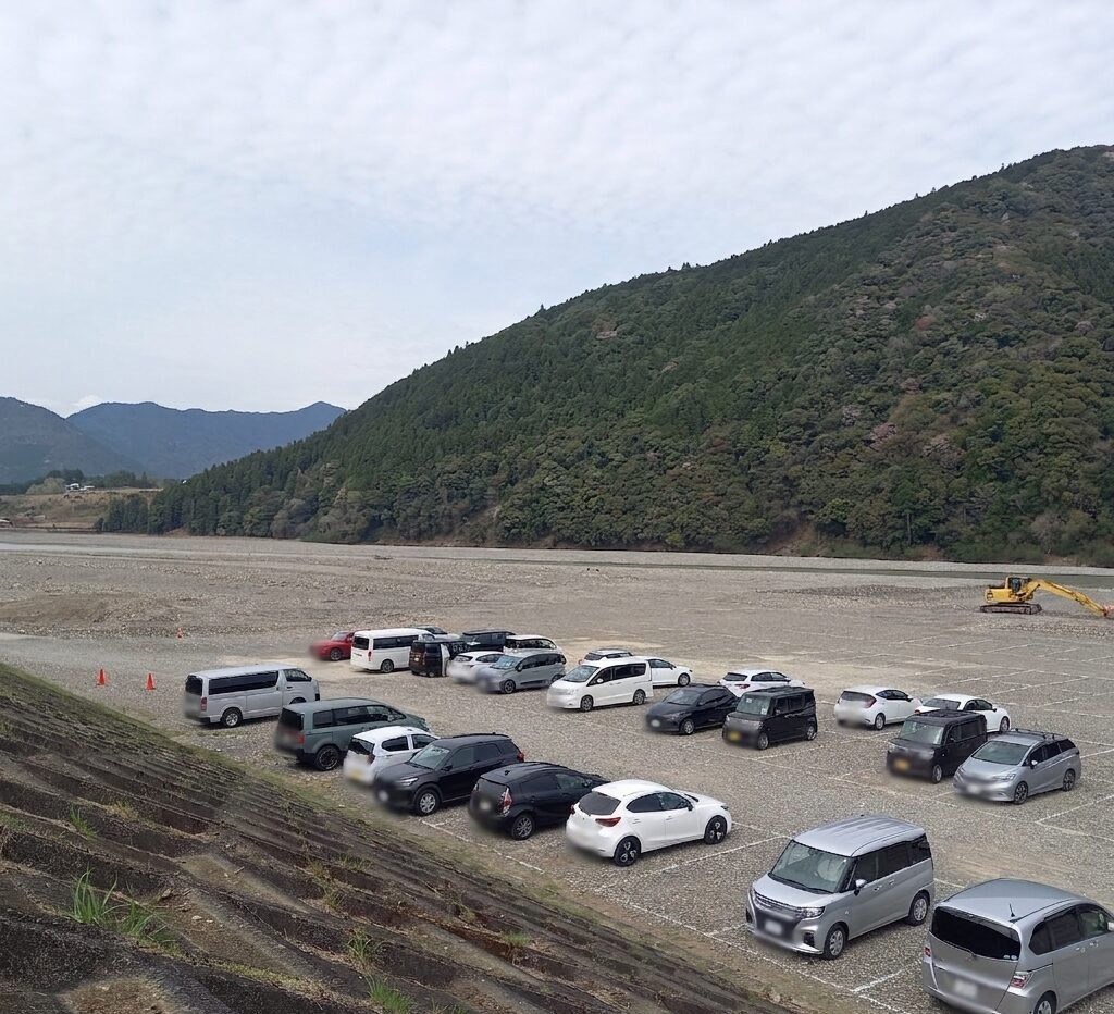 熊野本宮大社 河川敷の無料駐車場
