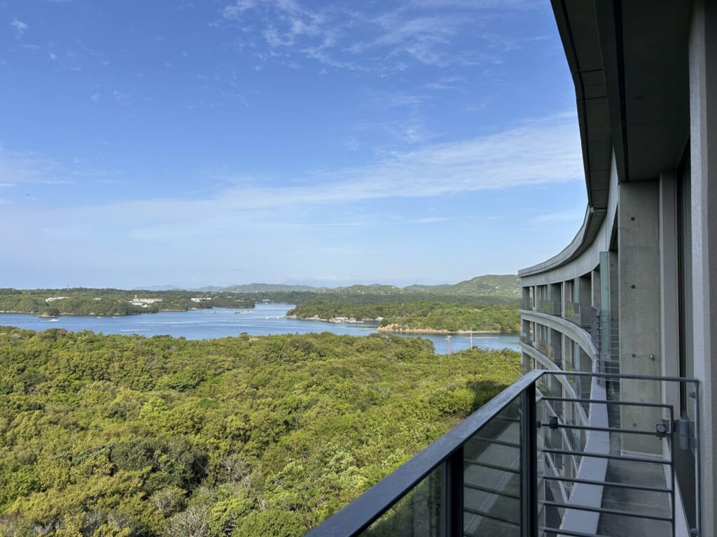 ベイスイート客室から望む英虞湾