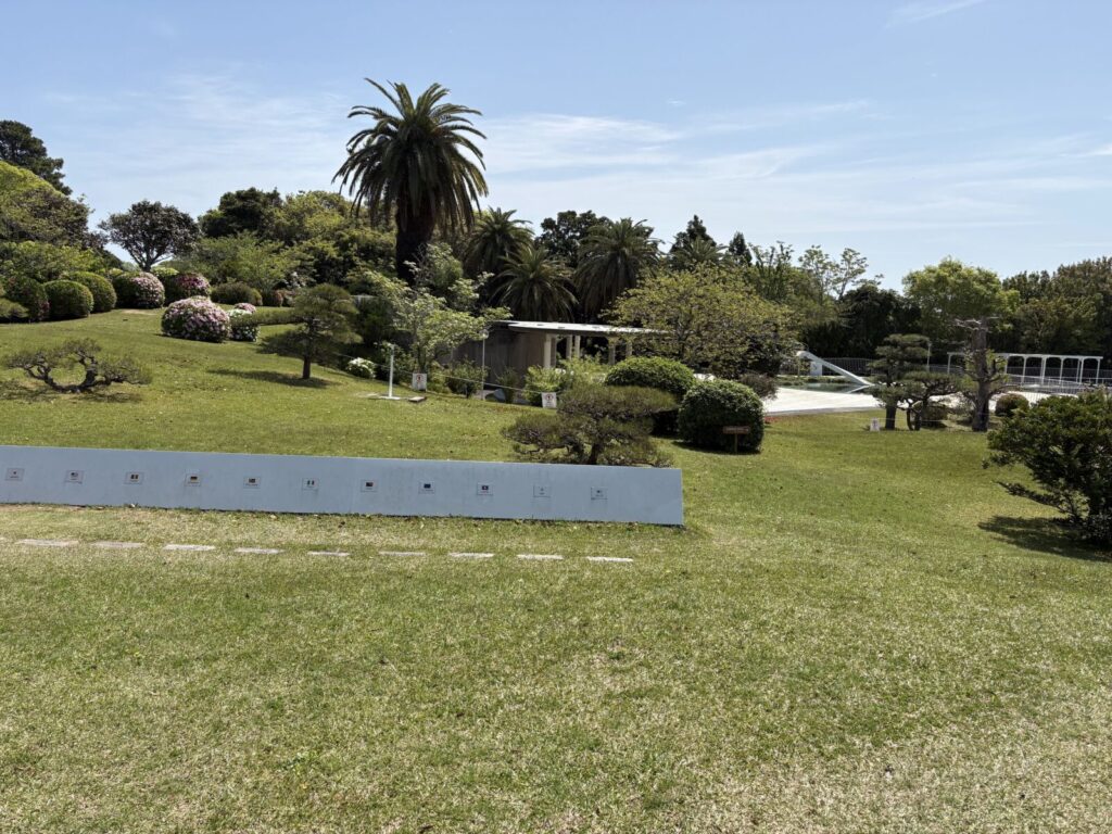 ザ・クラブ前に広がるお庭