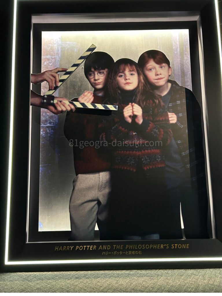 ワーナースタジオ東京の肖像画ギャラリー。幼いころのハリー・ポッター、ハーマイオニー、ロンの3人が描かれた大きな肖像画