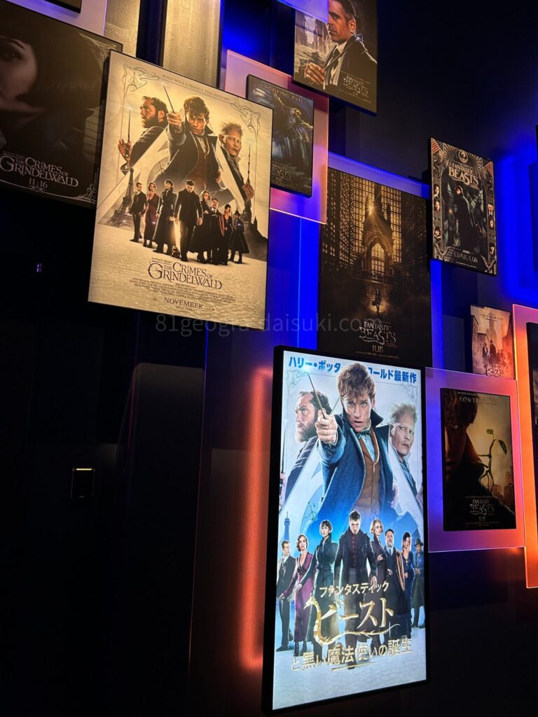 ワーナースタジオ東京限定のファンタスティック・ビースト展示エリア。「ファンタスティック・ビーストと黒い魔法使いの誕生」の映画ポスターと関連展示