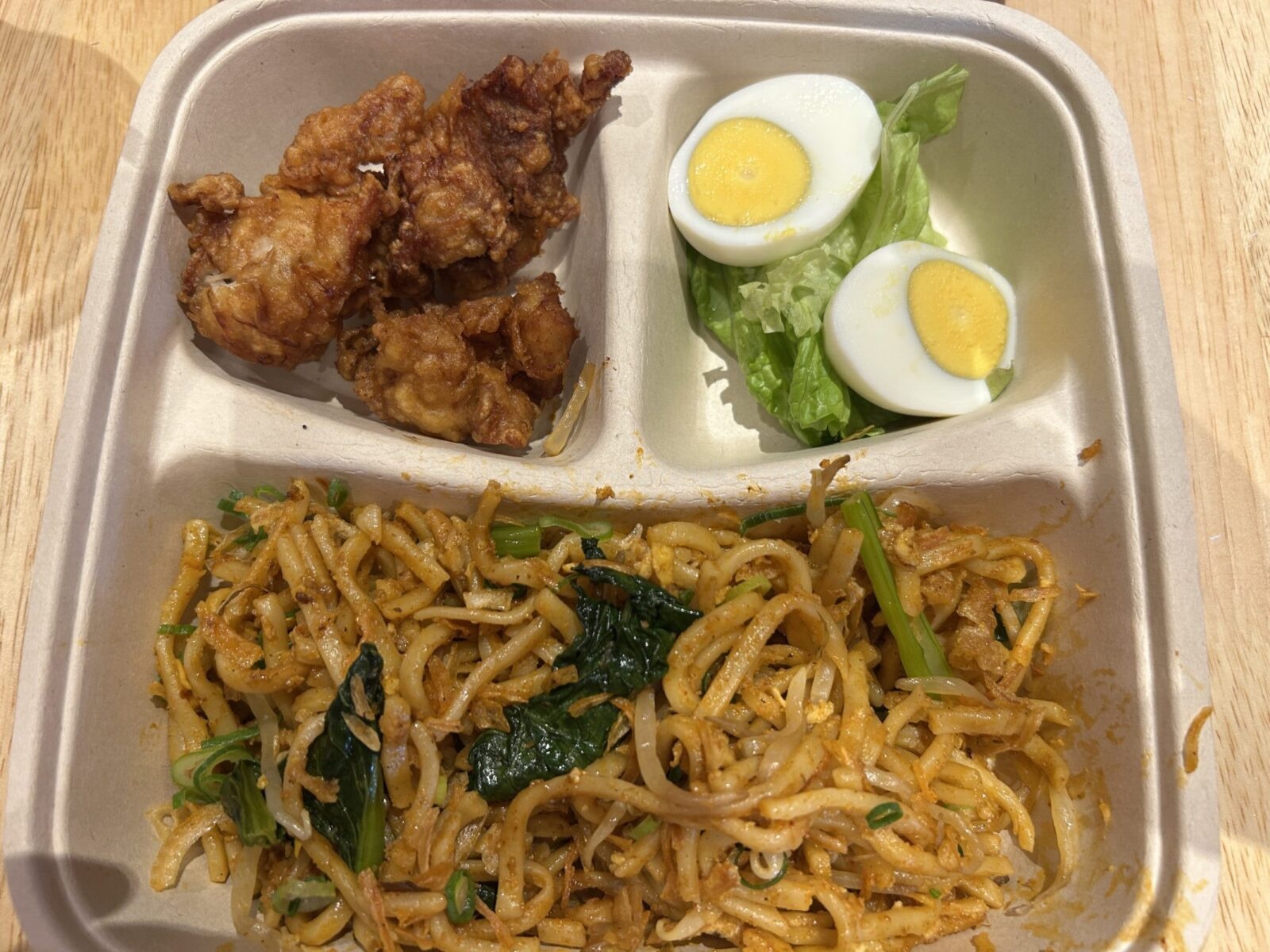Mee Goreng Kampung with fried chicken and egg – chewy and savory Malaysian stir-fried noodles.(鶏の唐揚げや卵がのったマレーシア風焼きそば、もちっとした食感が特徴)
