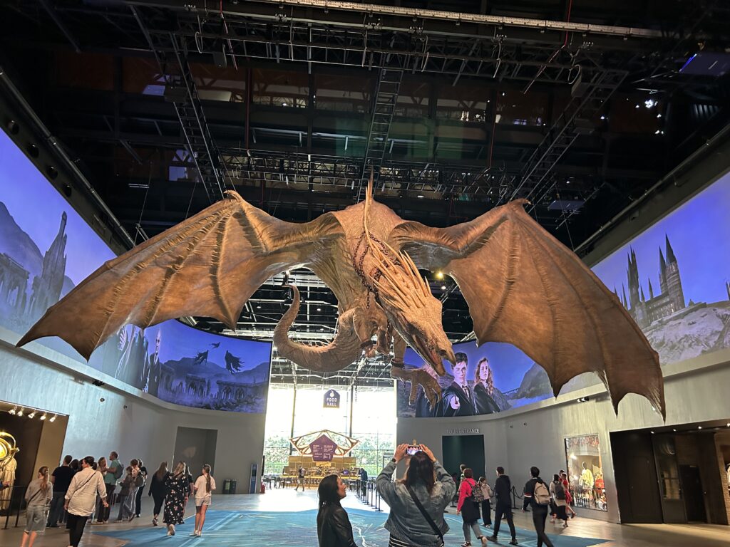 ロンドン　エントランスのドラゴン「ウクライナ・アイアンベリー」