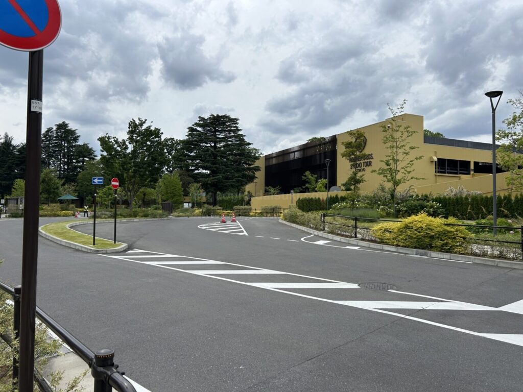 ワーナーの建物を道路からのぞむ