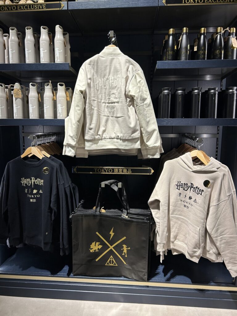 ワーナースタジオ東京のお土産エリア。東京限定グッズが充実