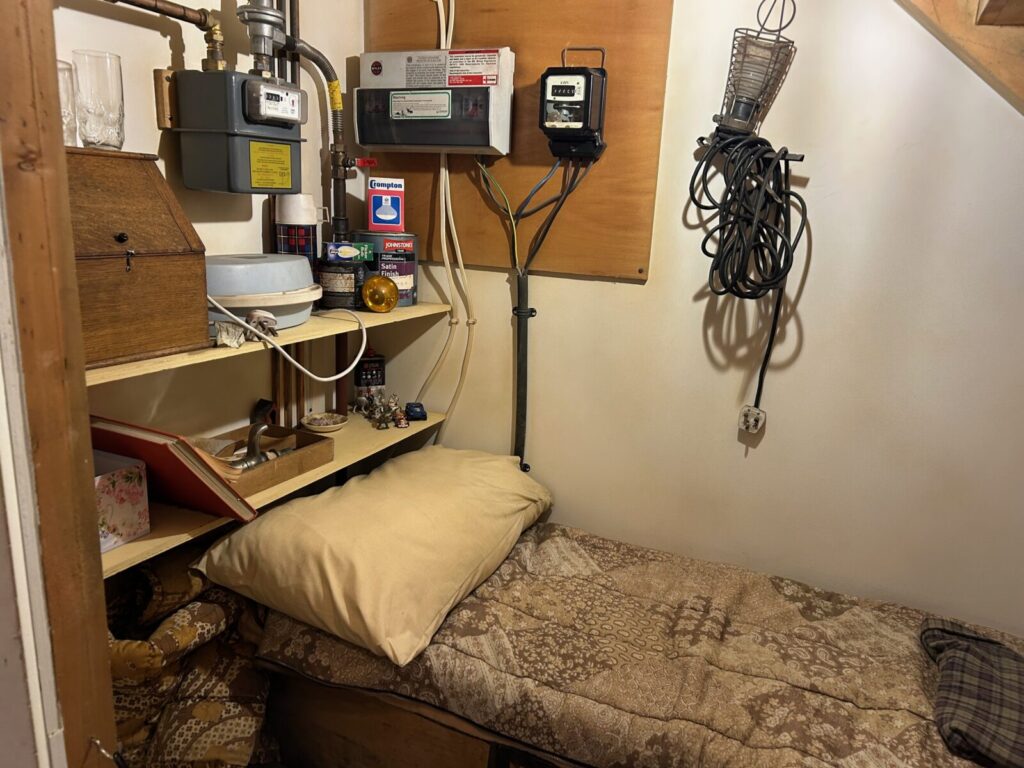 ワーナースタジオツアー東京に再現されたハリーの階段下の部屋