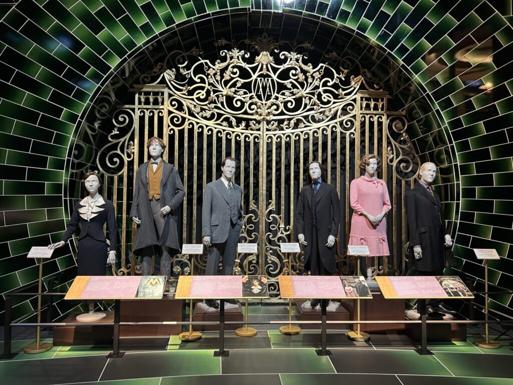 ワーナースタジオ東京限定のファンタスティック・ビースト展示エリア。エディ・レッドメイン演じるニュート・スキャマンダーをはじめ登場人物の衣装人形が並ぶ