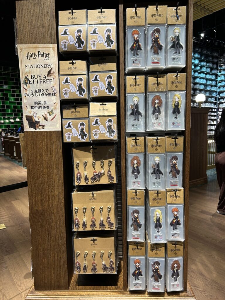 ワーナースタジオ東京限定のハリー・ポッターアニメ調キャラクターグッズ。ステーショナリーコーナーに並ぶかわいいキーホルダーやしおりなど東京エクスクルーシブ商品